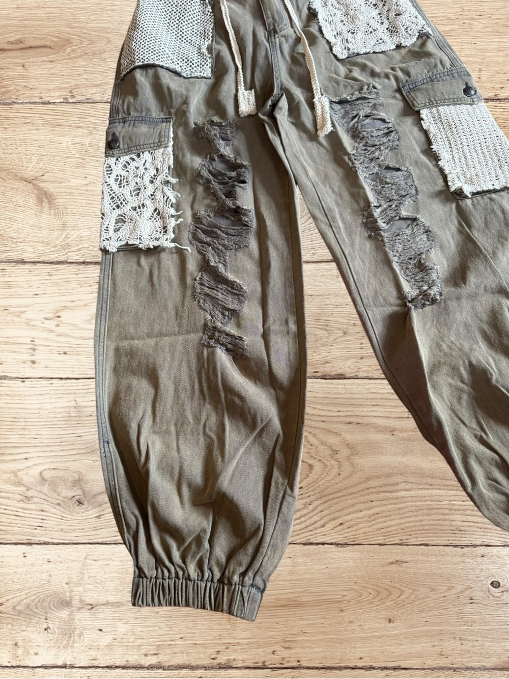 POL Women’s Vintage Wash Crochet Patchwork Distressed Jogger Cargo Pants Large - Picture 12 of 16